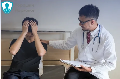 Психиатр консультирует пациента на дому Психитр помогает пациенту на дому