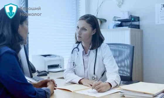 Врач консультирует девушку перед лечением биполярного расстройства